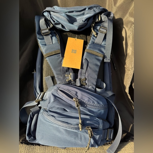 NWT- Blue Quartz 30L Hiking Backpack for Men Women - Picture 3 of 13